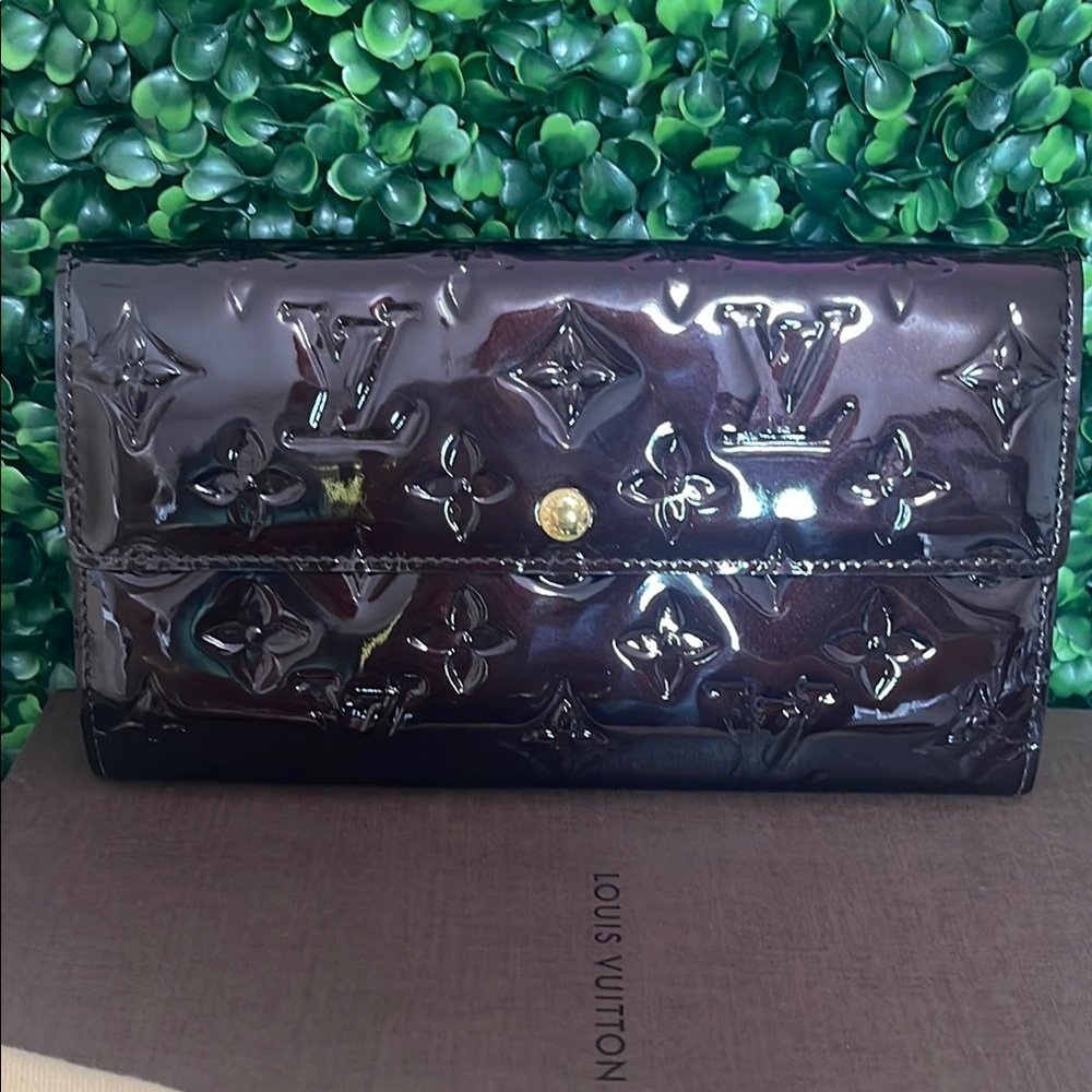 Louis Vuitton‎ Amarante Monogram Vernis Sarah Wallet.